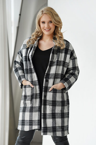 JUODAS PILKAI IR BALTAI LANGUOTAS OVERSIZE PALTAS SU PAMUŠALU - CLARISE