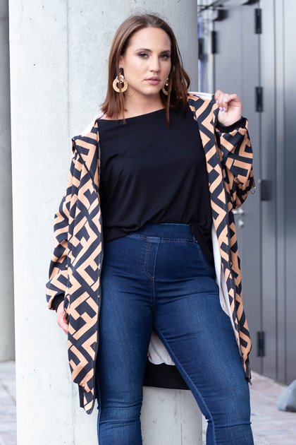 Juoda-smėlio atspalvio striukė su geometriniais ornamentais F-VIRTO