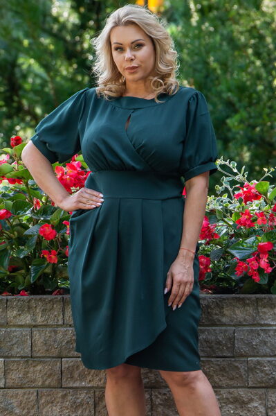 Žalios spalvos išskirtinė pieštuko formos suknelė su ašaros formos iškirpte INGRIDA