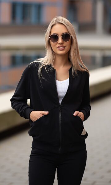 JUODOS SPALVOS ATSEGAMAS SU UŽTRUKTUKU MEDVILNĖS DŽEMPERIS LANA